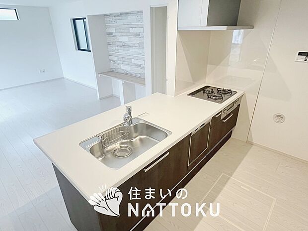 【現地写真(キッチン)】収納たっぷりのシステムキッチン、浄水器付水栓を標準装備しています。