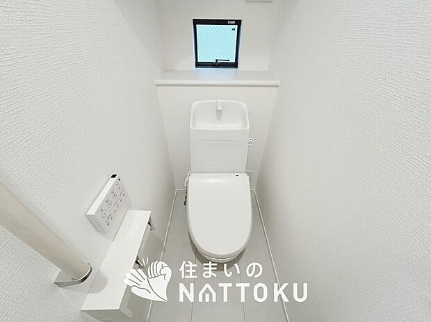【トイレ】汚れてもサッとひと拭きでお手入れ簡単、エコ仕様の温水洗浄便座付きのトイレです。
バリアフリーにも配慮しています。