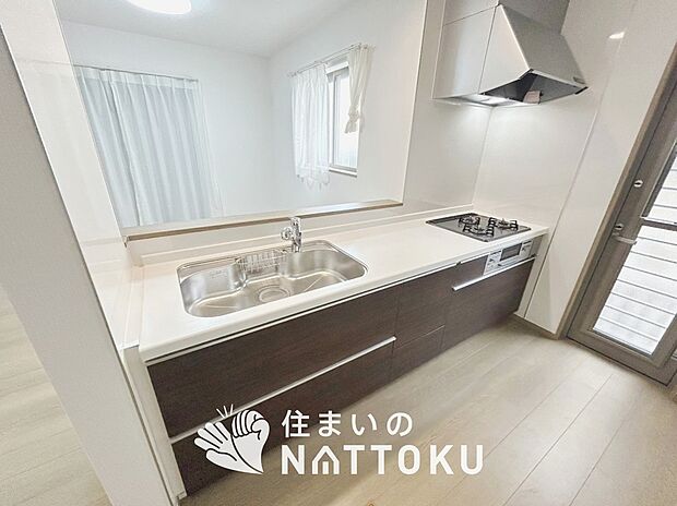 【現地写真(キッチン)】収納たっぷりのシステムキッチン、浄水器付水栓を標準装備しています。