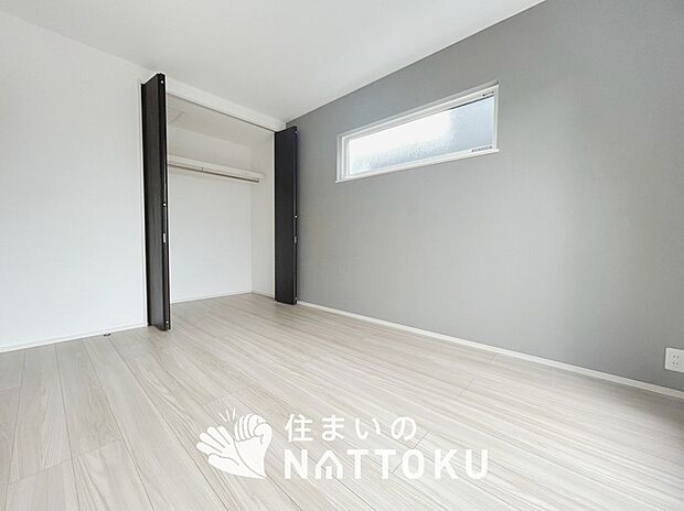 【現地写真(洋室)】木目の美しさを際立たせるシンプルデザインの建具を使用しています。