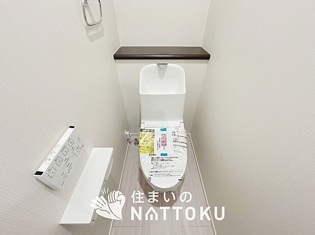 【トイレ】汚れてもサッとひと拭きでお手入れ簡単、エコ仕様の温水洗浄便座付きのトイレです。
バリアフリーにも配慮しています。