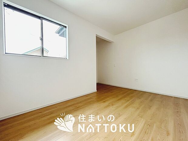 【現地写真(洋室)】木目の美しさを際立たせるシンプルデザインの建具を使用しています。