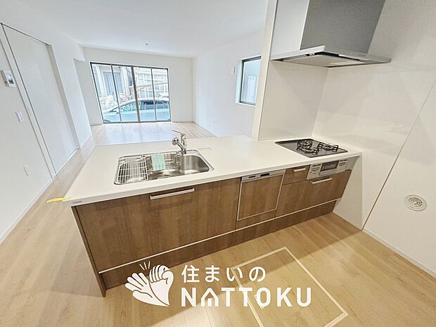 【現地写真(キッチン)】収納たっぷりのシステムキッチン、浄水器付水栓を標準装備しています。