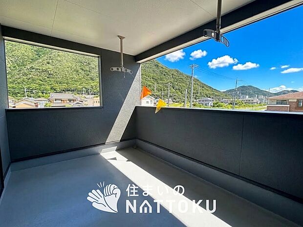 【バルコニー】奥行きが広く、洗濯物をゆったりと干せる十分な広さで、家族の洗濯も捗ります。