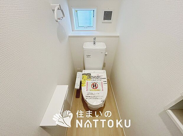 【トイレ】汚れてもサッとひと拭きでお手入れ簡単、エコ仕様の温水洗浄便座付きのトイレです。
バリアフリーにも配慮しています。