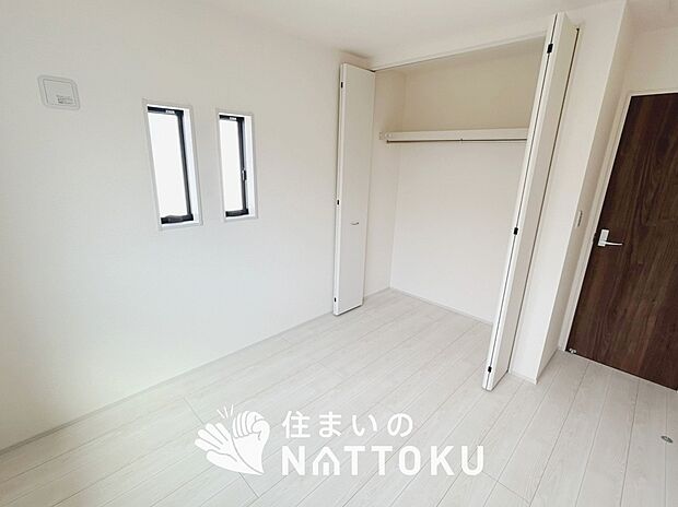 【現地写真（洋室）】木目の美しさを際立たせるシンプルデザインの建具を使用しています。