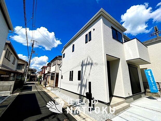 【現地写真（前道含む外観）】軽くて火災に強い屋根材を採用し、地震時の建物への負担や揺れを軽減しています。