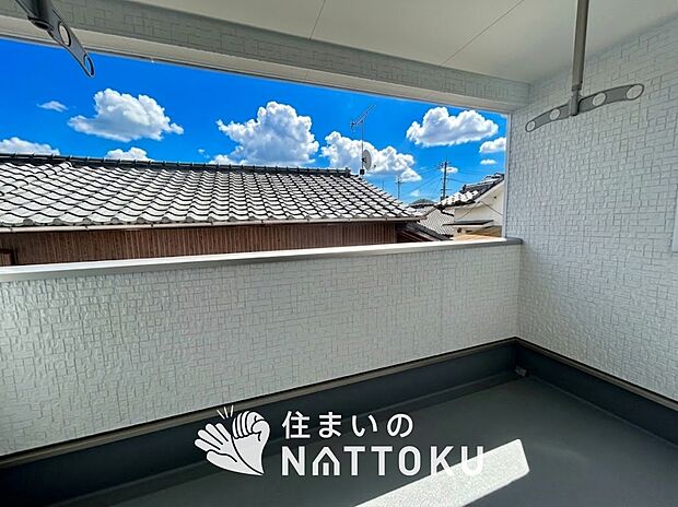 【バルコニー】奥行きが広く、洗濯物をゆったりと干せる十分な広さで、家族の洗濯も捗ります。