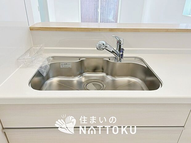 【浄水器内臓ハンドシャワー付シンク】広々とした凸型シンクに洗剤ポケットを標準装備。すっきり収納できます。
また、蛇口の先端に浄水器を内蔵しているため場所をとりません。