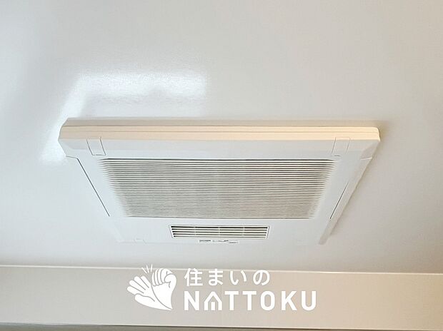 【電気式浴室暖房換気乾燥機】寒い冬場はあたたかく、暑い夏場は扇風機のような心地よさです。
雨の日は、浴室が衣類乾燥スペースになります。