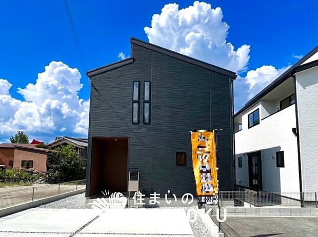 【現地写真（外観）【２号地】】軽くて火災に強い屋根材を採用し、地震時の建物への負担や揺れを軽減しています。