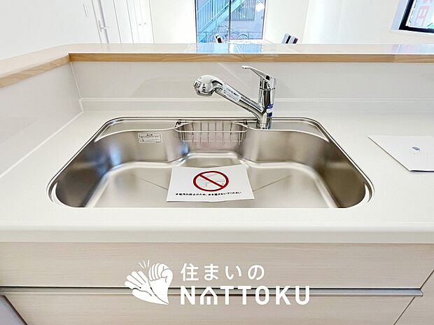 【浄水器内臓ハンドシャワー付シンク】広々とした凸型シンクに洗剤ポケットを標準装備。すっきり収納できます。
また、蛇口の先端に浄水器を内蔵しているため場所をとりません。