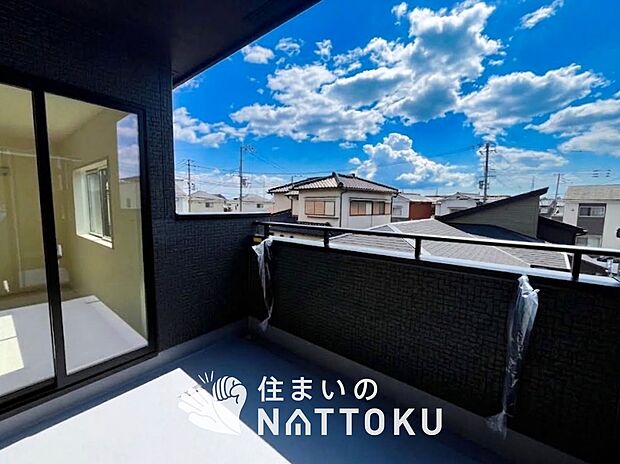【バルコニー】奥行きが広く、洗濯物をゆったりと干せる十分な広さで、家族の洗濯も捗ります。