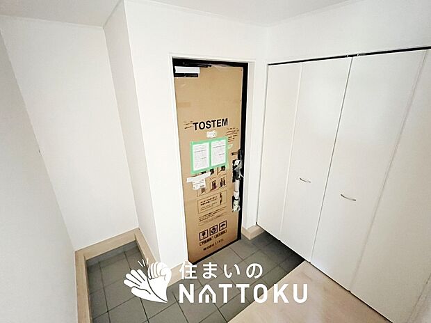 【現地写真(玄関)】玄関には、大型のシューズ収納を設置しています。