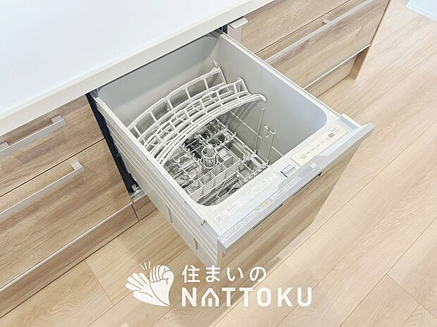 【深型食器洗い乾燥機】大容量を活かして、調理器具と食後のお皿などを一度に洗えて効率的です。
一日分をまとめて洗えるから、家事の時間がぐっと少なくなります。