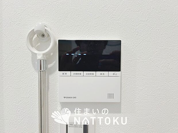 【浴室乾燥暖房機リモコン】見やすいボタン配置で換気・暖房・乾燥・涼風が簡単操作可能です。