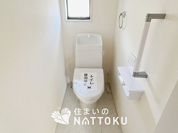 【トイレ】汚れてもサッとひと拭きでお手入れ簡単、エコ仕様の温水洗浄便座付きのトイレです。
バリアフリーにも配慮しています。