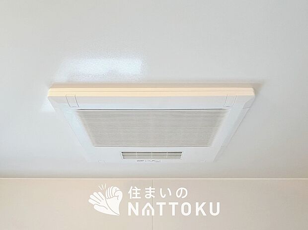 【電気式浴室暖房換気乾燥機】寒い冬場はあたたかく、暑い夏場は扇風機のような心地よさです。
雨の日は、浴室が衣類乾燥スペースになります。