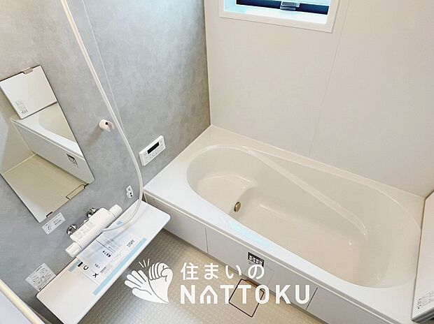 【現地写真(浴室)】浴室暖房乾燥機付き。1坪タイプで広々です。