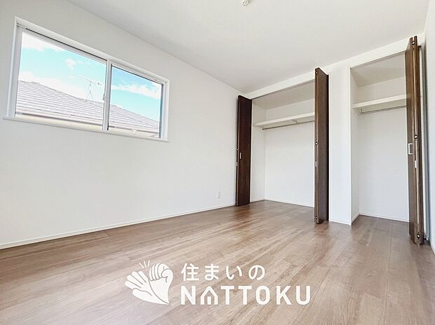 【現地写真(寝室)】木目の美しさを際立たせるシンプルデザインの建具を使用しています。