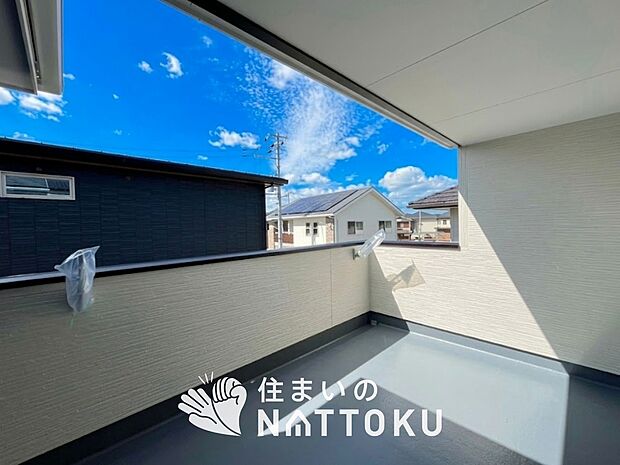 【バルコニー】奥行きが広く、洗濯物をゆったりと干せる十分な広さで、家族の洗濯も捗ります。