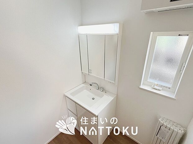 【洗面台・洗面所】鏡の両サイドは、必要なものを取出しやすく、大きな鏡面で朝の準備も快適。
使いやすいリフトアップ機能付きのシングルレバーシャワー水栓付です。