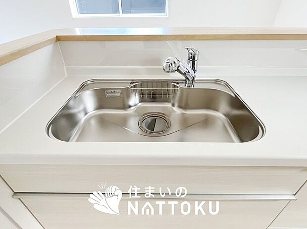【浄水器内臓ハンドシャワー付シンク】広々とした凸型シンクに洗剤ポケットを標準装備。すっきり収納できます。
また、蛇口の先端に浄水器を内蔵しているため場所をとりません。