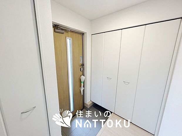 【現地写真(玄関)】玄関には、大型のシューズ収納を設置しています。