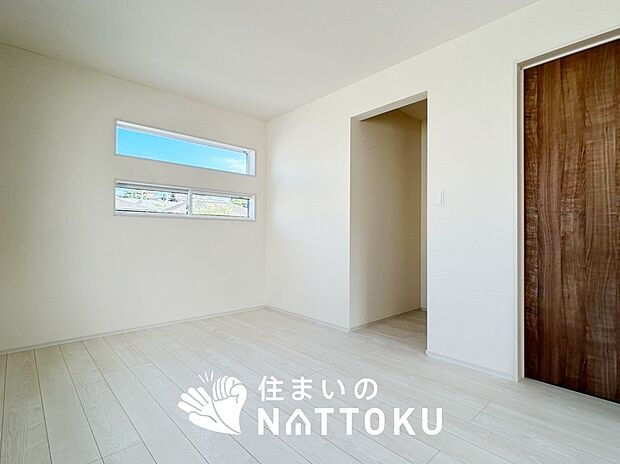 【現地写真(寝室)】木目の美しさを際立たせるシンプルデザインの建具を使用しています。