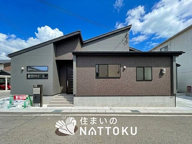 【現地写真(外観)【2号地】】軽くて火災に強い屋根材を採用し、地震時の建物への負担や揺れを軽減しています。