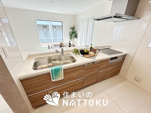 【現地写真(キッチン)】収納たっぷりのシステムキッチン、浄水器付水栓を標準装備しています。