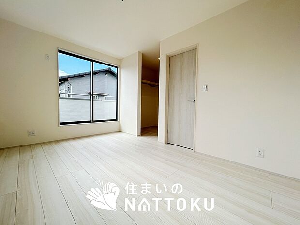 【現地写真(寝室)】木目の美しさを際立たせるシンプルデザインの建具を使用しています。