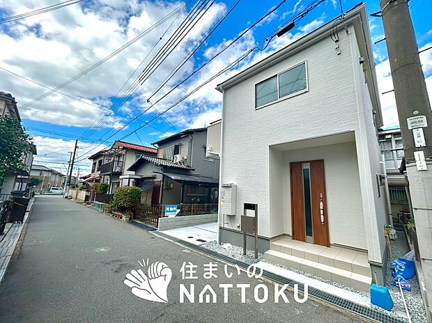 【現地写真(前道含む外観)】健康被害に配慮したもっとも安全性の高い建材を採用し、シックハウス対策をしております。