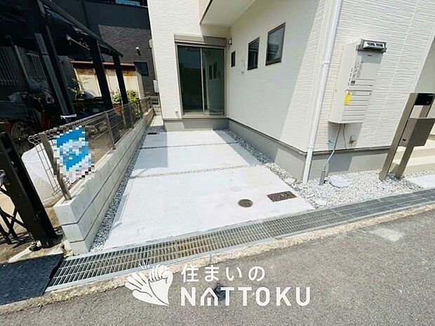 【現地写真(駐車場)】駐車スペースが広く、運転が苦手な方も安心です。