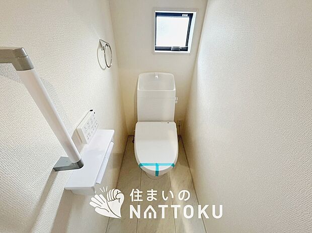 【トイレ】汚れてもサッとひと拭きでお手入れ簡単、エコ仕様の温水洗浄便座付きのトイレです。
バリアフリーにも配慮しています。