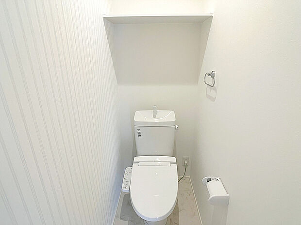 【トイレ】温水洗浄便座トイレ。白がキレイなトイレです。※施工事例です。実物とは異なります。詳しくはお問い合わせください。