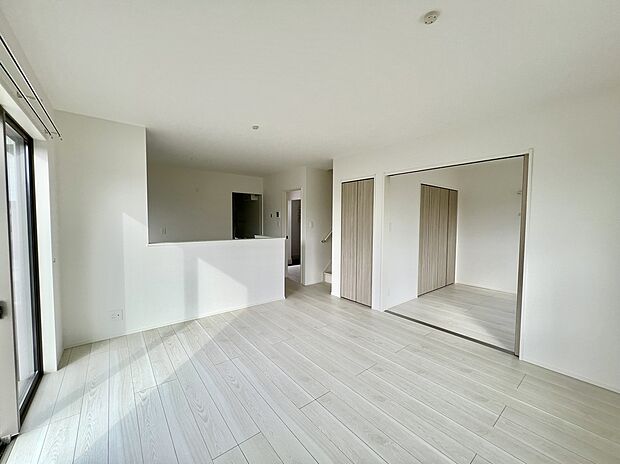 【(2)号棟　リビング】家族が集まる明るいリビング！お子様のお勉強をダイニングで済ませるようにすると家事をしながらお子様の頑張りを見守れます♪