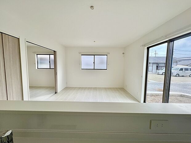 【(2)号棟　リビング】家族が集まるリビングは広々14.2帖！キッチンからもリビングが見渡せるため、どこに居ても家族を感じ、会話もはずみますね。