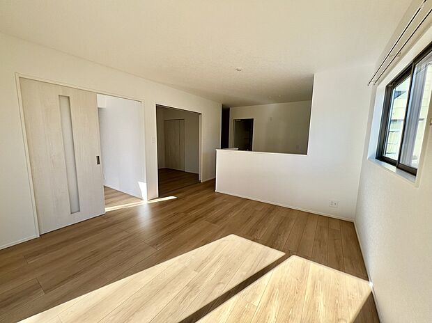 【(3)号棟　リビング】家族が集まるリビングは広々15.1帖！キッチンからもリビングが見渡せるため、どこに居ても家族を感じ、会話もはずみますね。