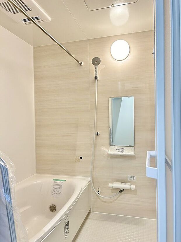 【(1)号棟 浴室】サーモフロアで水はけが良い♪水垢が付きにくく綺麗な浴室を保ちます♪浴室乾燥機付き!※施工事例です。実際の建物とは異なります。