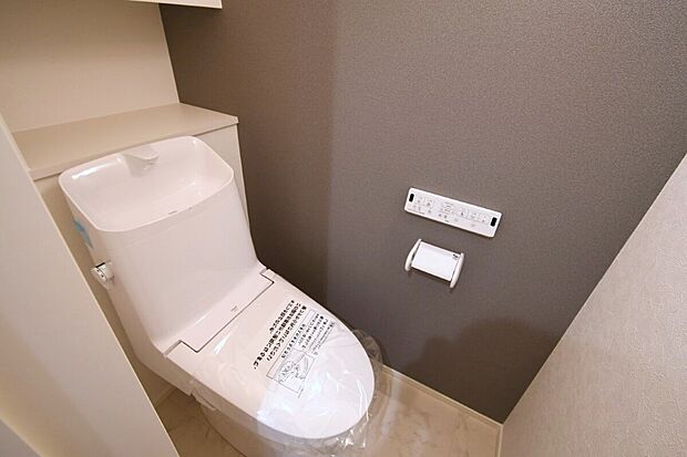 【トイレ】温水洗浄便座トイレ。新素材により、気になる便座もサッとひとふきでキレイになります。※施工事例です。実際の建物とは異なります。
