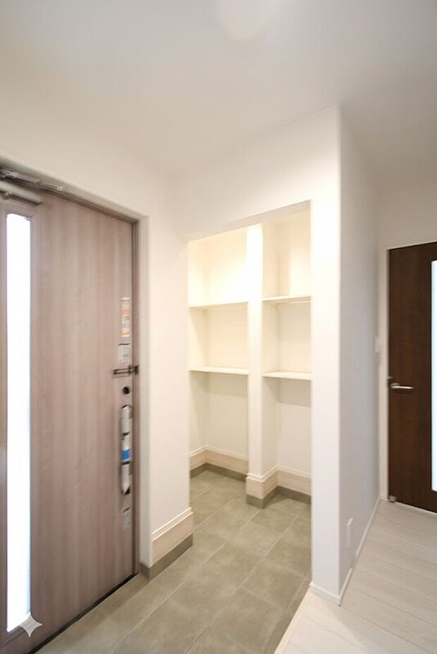 【(1)号棟 SCL】大容量の土間収納を設置。靴はもちろん、べビーカーや 趣味の道具を置いておくのにも便利です♪※施工事例です。実際の建物とは異なります。