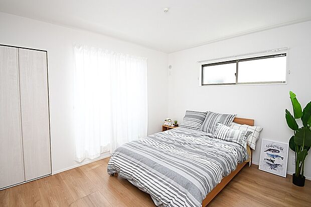 【寝室】主寝室は広々していて安らげる空間に。※施工事例です。実際の建物とは異なります。