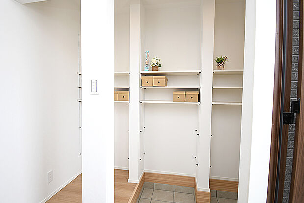 【シューズクローゼット】大容量の土間収納を設置。靴はもちろん、べビーカーや 趣味の道具を置いておくのにも便利です♪※施工事例です。実際の建物とは異なります。