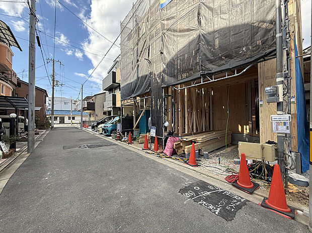 【静かな前道で安心の暮らし】
車通りの少ない静かな前道は、小さなお子様だけでなく、ご高齢の方の出入りやペットのお散歩にも優しい、安全性の高い住環境です。現地(2025年11月)撮影