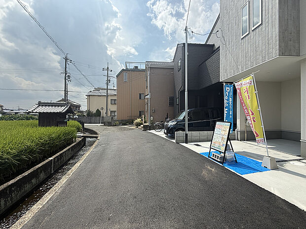 【【現地写真】】■前面道路は幅にゆとりがあり、見通しも良好です。運転や駐車が不安な方でも安心してお車の出し入れができる環境が整っています。