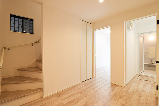 【【ドリームタウン施工例】】■1階に水回り、2階に広々としたリビング、3階に3部屋を備えた3フロア構成。生活空間とプライベート空間をしっかりと分けることで、暮らしにゆとりとメリハリが生まれます。