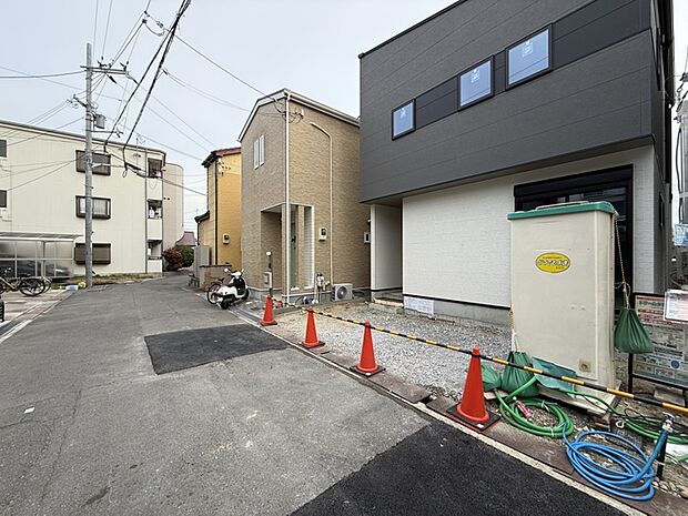 【【完成イメージパース】】■当店にはキッズスペースも完備しておりますので、お子さま連れでも安心してご来店いただけます♪現地への送迎サービスも実施中。お車でお越しの方は店舗東側の駐車場をご利用ください!現地(2026年2月)撮影