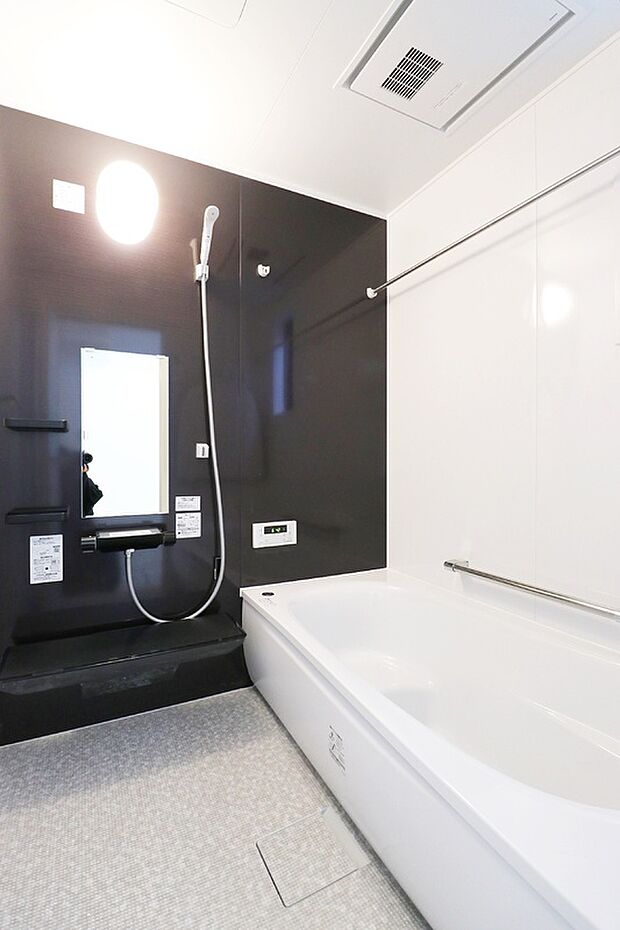 【【ドリームタウンシリーズ施工例】】■冷え込む冬に嬉しい追い焚き機能を完備!いつでも温かいお湯に浸かれるので、一日の疲れをゆったり癒せます。帰宅時間がバラバラのご家庭でも快適に使える、便利で嬉しい設備です♪