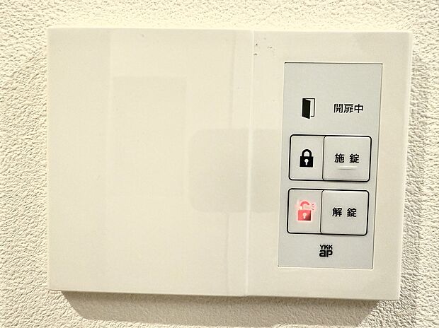 【【スマートコントロールキー】】■玄関ドアは便利な電気錠「スマートコントロールキー」を採用!ボタンひとつでラクラク施錠・解錠ができ、毎日の出入りもスムーズです♪現地(2026年5月)撮影